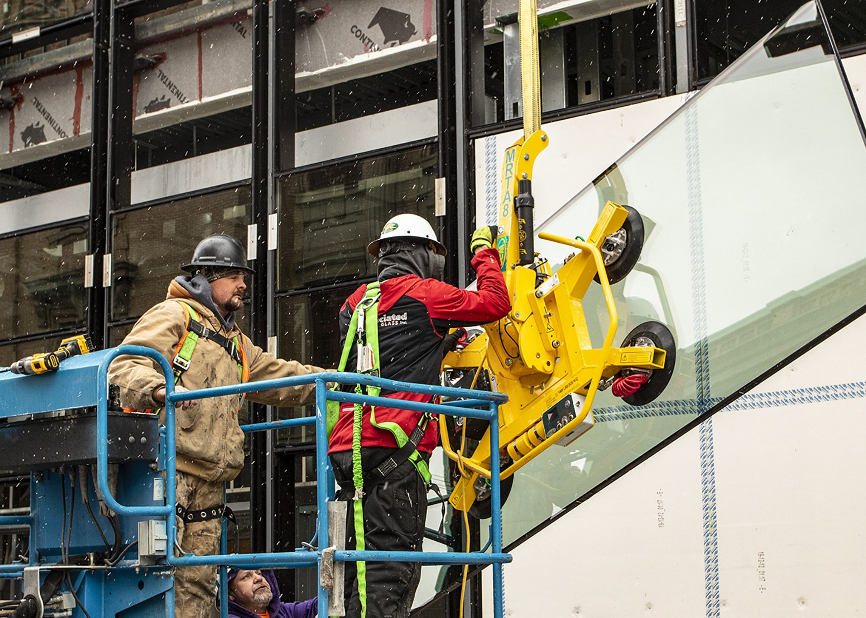 Kashi Cranes hero image showcasing premium WPG vacuum lifting equipment.
